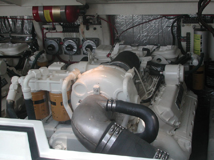 Cabo 31 Sport Express - Engine compartment